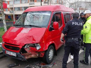 Samsun’da Minibüs Hafif Ticari Araca Çarptı: 1 Yaralı