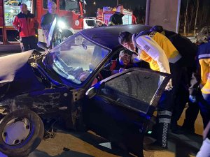 Otomobil İle Pikap Çarpıştı, Sıkışan Sürücüyü İtfaiye Kurtardı
