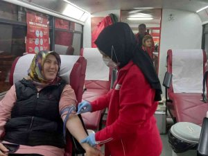 Camii Cemaati Teravih Sonrası Kan Verdi