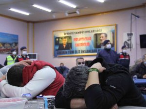 İ̇zmir’in ’Kolpaçino’ Kumarhanesine Baskın...jandarmayı Gören Masanın Altına Saklandı