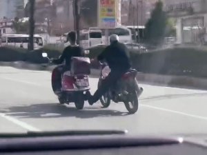 Akan Trafikte Tehlikeli Yardımlaşma