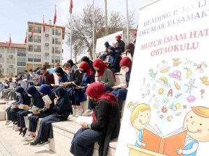 Tarihi Binanın Bahçesinde Kitap Okudular