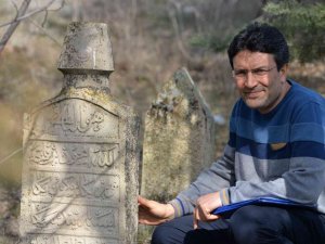Osmanlı Dönemine Ait Mezar Taşlarındaki Yazıtlar Gün Yüzüne Çıkarılıyor
