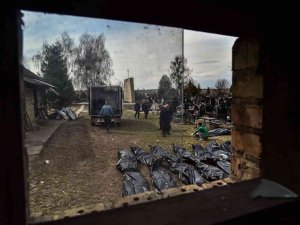 Bucha’da Evlerden Çıkarılan 28 Ceset Mezarlığa Götürüldü