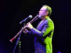 Romanlar Günü’nde İ̇zmir’de Hüsnü Şenlendirici Rüzgarı