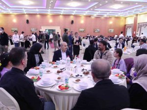 Mardin Valisi Vali Demirtaş Öğrencilerle İftarda Bir Araya Geldi