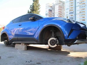 Lüks Aracın 4 Lastiğini Çalıp, Kaldırım Taşı Üzerinde Bıraktılar