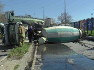Kartal’da Virajı Alamayan Beton Mikseri Yola Devrildi