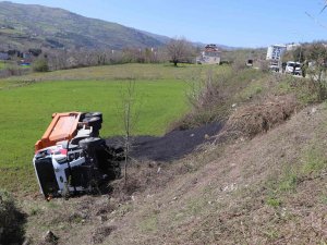 Samsun’da Sıcak Asfalt Yüklü Kamyon Şarampole Yuvarlandı: 1 Yaralı