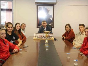 Başkan Sezer Şampiyon Kızlara Başarılar Diledi
