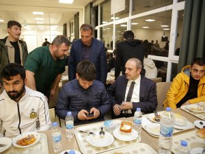 Vali Epcim, İftarını Öğrencilerle Yaptı