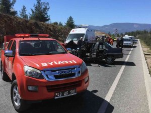 Araçta Sıkışan Sürücüyü İtfaiye Kurtardı
