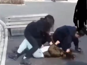 Bursa’da Genç Kıza Tekme Ve Yumruklarla Saldırdılar