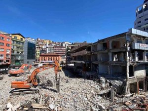 Zonguldak’ta 130 Esnafın Tahliye Edildiği İş Hanının Yıkımı Devam Ediyor