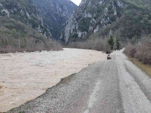 Kastamonu’da Çöken Yol Trafiğe Kapatıldı