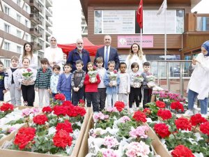 Sultangazi’da Çocuklar Ağaç Fidelerini Toprakla Buluşturdu