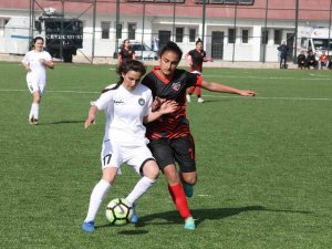 Van Büyükşehir Belediyesi Kadın Futbol Takımı Liderlik Koltuğuna Oturdu