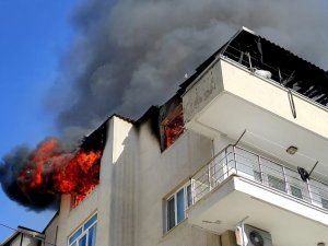 Alevlerin Sardığı Ev Küle Döndü