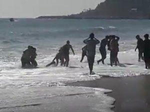 Antrenman Uçuşu Yapan Paraşütçü, Kız Arkadaşıyla Denize Düştü