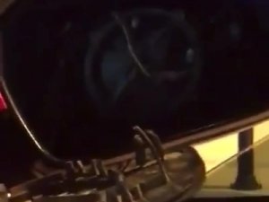 Arabada Bebeği Olan Kadın Sürücünün Aracına Saldırıp Aynasını Kıran Maganda Kamerada