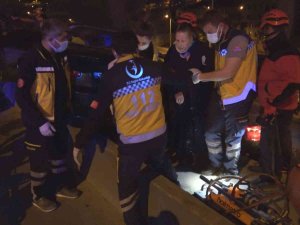İ̇zmir’de Sıkıştırılan Araç Ağaca Çarptı: 2 Yaralı