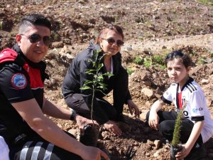Polisler Aileleri İle Yanan Alanlara Fidan Diktiler