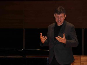 Prof. Dr. Ünal Aydın: "Kanserin İlk Olarak Kafada Yenilmesi Gerekiyor"