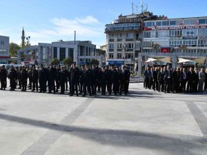 Söke’de Polis Atatürk Anıtı’na Çelenk Sundu