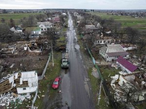 Rus Ordusu, Andriivka Köyünü ‘Çocuk Ve Kadın Var’ Yazılarına Rağmen Bombaladı