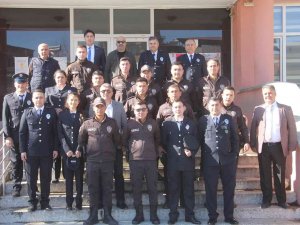 Esnaf Ve Öğrencilerden Polislere Çiçekli Kutlama
