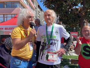 94’lük Milli Atlet, Adına Düzenlenen Yarı Maratonda Koştu