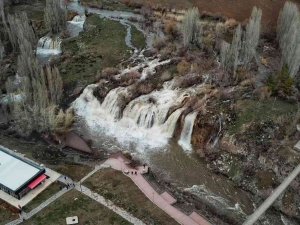 Havaların Isınmasıyla Birlikte Muradiye Şelalesi Coştu