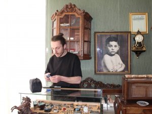 Bayburt’taki Antikacıdaki 2 Asrı Aşkın Tarihi Saatlere, Eşyalara Yoğun İlgi