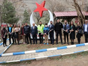 Müdür Gür, Polislere Gül Takdim Etti