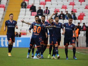 Spor Toto Süper Lig: Sivasspor: 0 - Medipol Başakşehir: 1 (Maç Devam Ediyor)