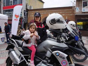 Edirne’de Polis Ekipleri Vatandaşlara Hem Hediye Dağıttı, Hem Broşürle Bilgilendirdi