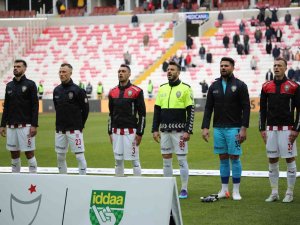 Sivassporlu Futbolcular, Sahaya Polis Üniforması İle Çıktı