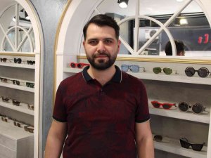 Dükkanının Cam Kapısını Kıran Hırsızlar 250 Bin Lira Değerinde Saatleri Çaldı