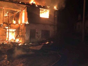 Yangında Ev Ve Garajındaki İki Araç Küle Döndü
