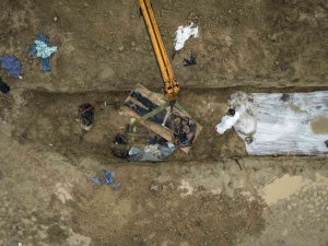 Bucha’daki Toplu Mezardan Çok Sayıda Ceset Çıkarıldı