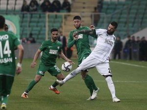 Spor Toto 1. Lig: Bursaspor: 1 - Kocaelispor: 1 (İ̇lk Yarı Sonucu)