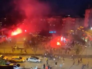 Fenerbahçe Ve Galatasaray Taraftarı Birbirine Girdi