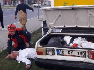 Edremit’te Direksiyon Hakimiyetini Kaybeden Sürücü Reklam Tabelasına Çarptı