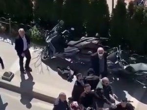 Üsküdar’da İki Grubun Tekmeli Yumruklu Kavgası Kamerada