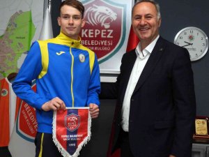 Savaştan Kaçan Ukraynalı Yüzücünün Sponsoru Kepez Belediyesi Oldu