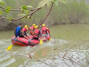 Zap Suyu’nda Rafting Yaparak Yarışmalara Hazırlanıyorlar