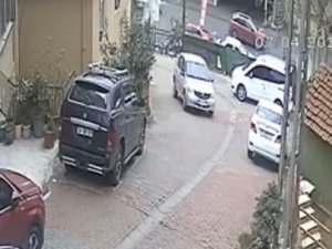 İ̇stanbul’da Dehşet Anları Kamerada: Freni Boşalan Otomobil Otoparktaki Araçların Üzerine Uçtu