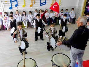 Gönül Verdiği Müzik Sevdasını 45 Yıldır Öğrencilerine Aşılıyor