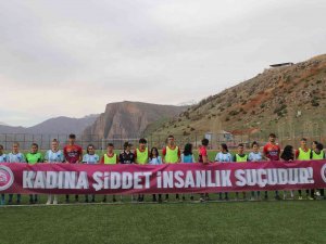 Kadın Futbolculardan “Şiddete Hayır”