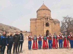 Van Polisi Görev Yaptığı Şehri Türkülerle Tanıttı